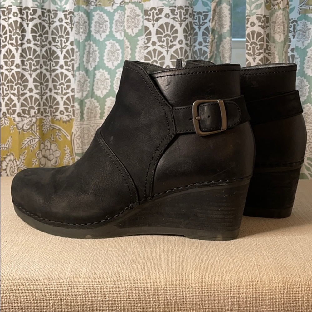 Black sueded dansko zip up booties